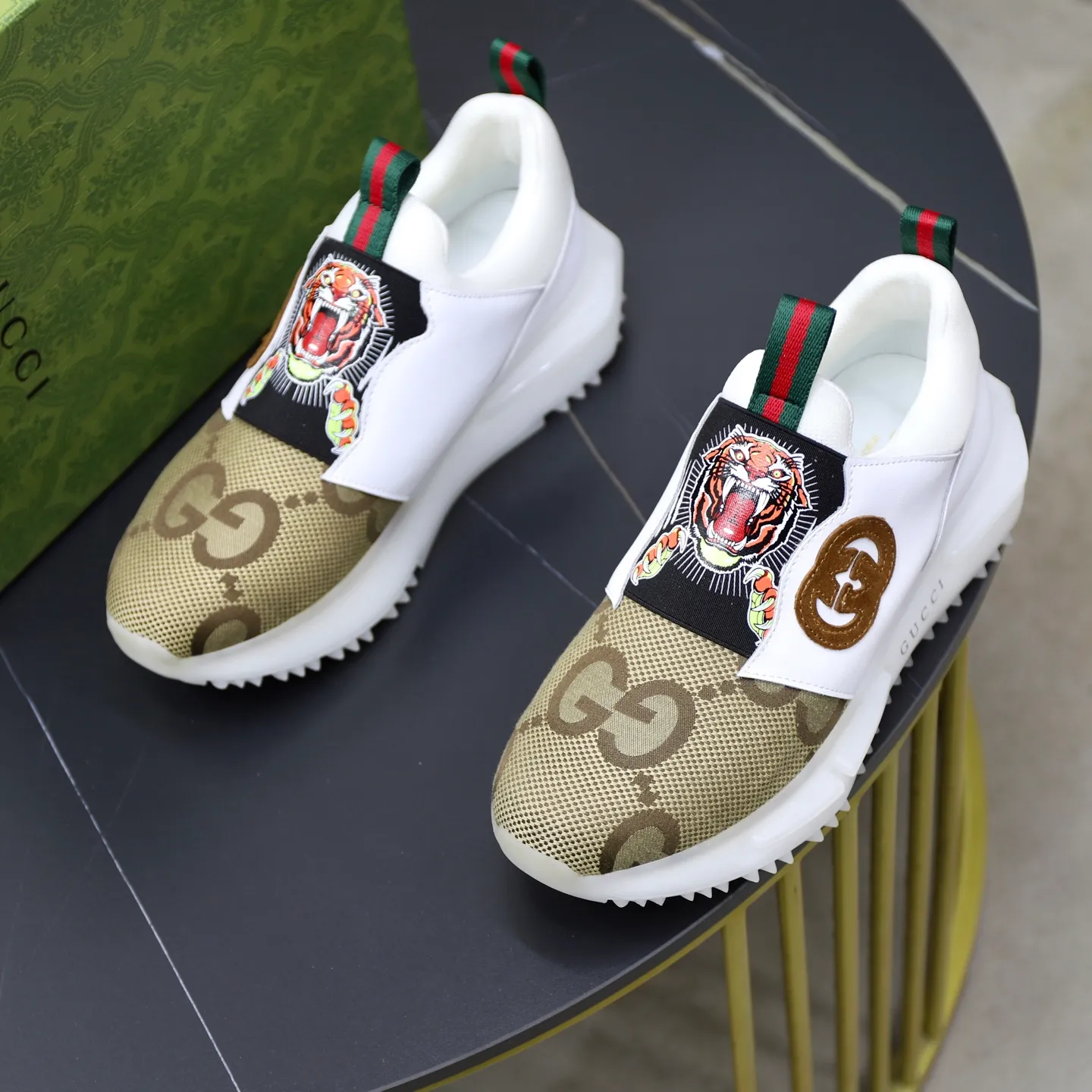 Ex-factory price: 462💰🙅‍♂️🙅‍♂️🙅‍♂️ Brand: GUCCI Standard code: 38-44 (45 customized) Grade: Same as the official website Material: Original cowhide material spliced with brand cloth Comfortable and breathable lining Lightweight and wear-resistant sports outsole Style category: Men's fashionable casual shoes Running sports shoes Distinguished luxury brand elements Top luxury color: actual picture color
